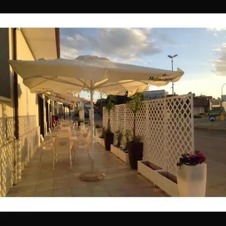 Mo' Hotel *